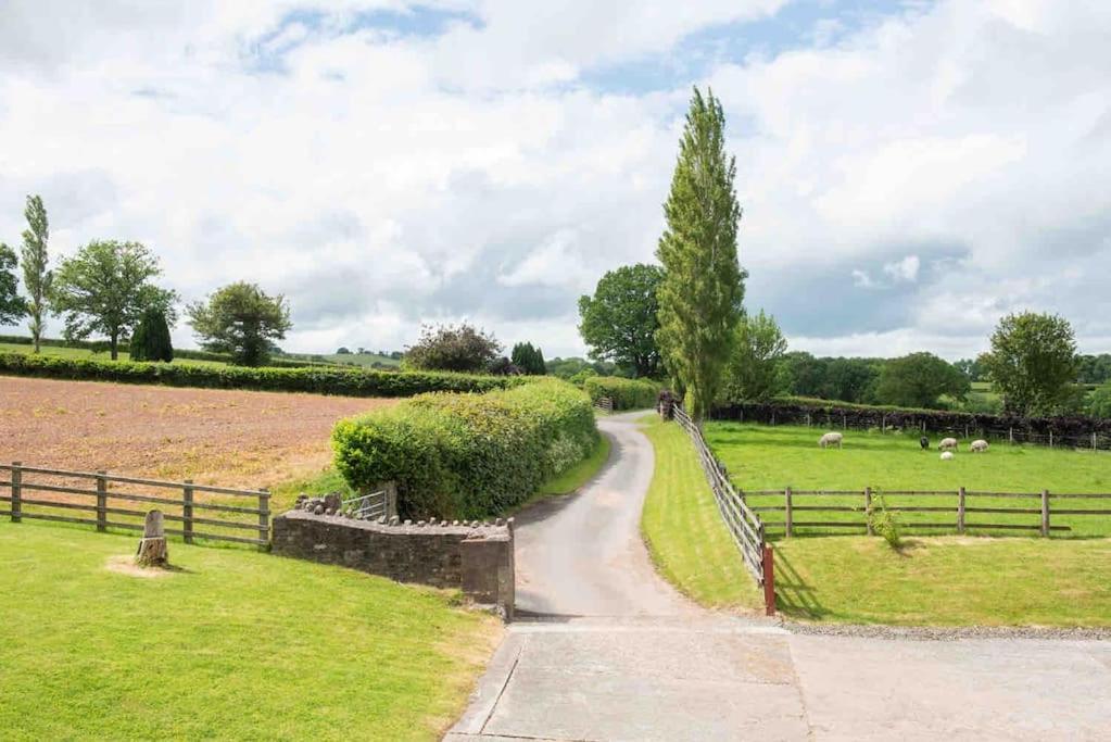 Coed Farm-Hot Tub-Sleeps 12-Near Brecon Villa Buitenkant foto