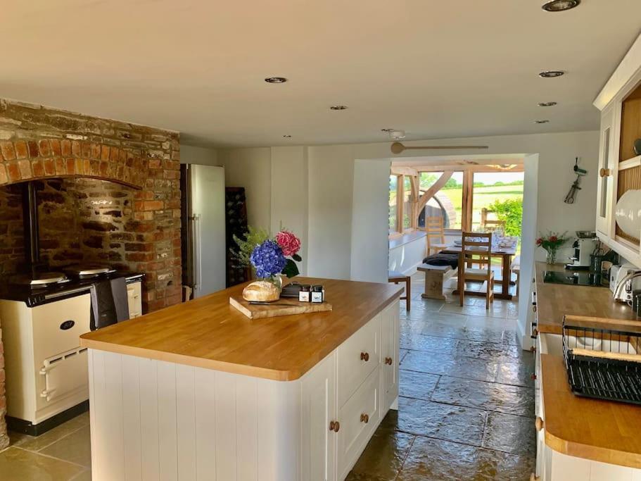 Coed Farm-Hot Tub-Sleeps 12-Near Brecon Villa Buitenkant foto