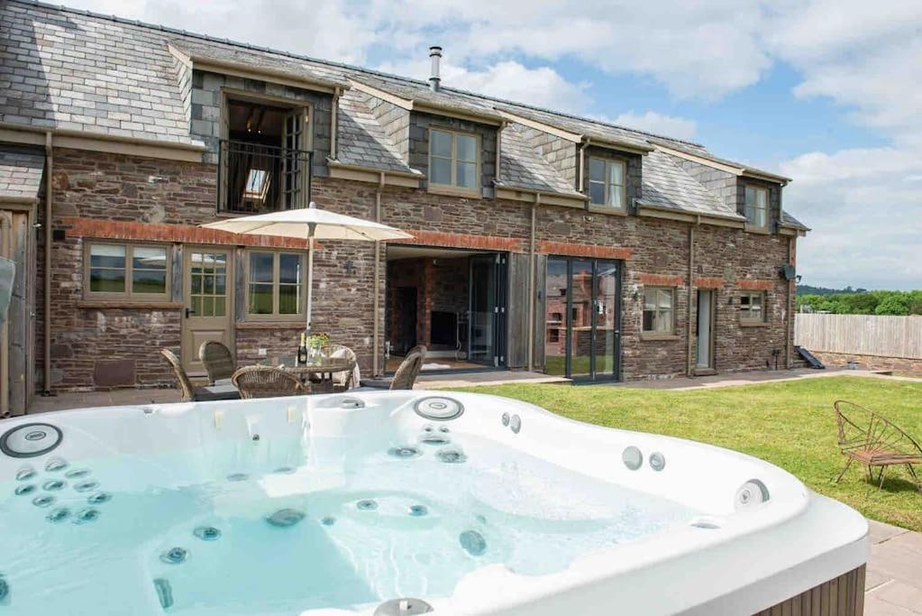 Coed Farm-Hot Tub-Sleeps 12-Near Brecon Villa Buitenkant foto