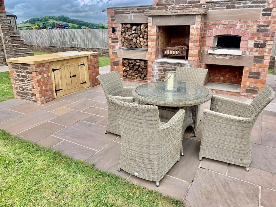 Coed Farm-Hot Tub-Sleeps 12-Near Brecon Villa Buitenkant foto