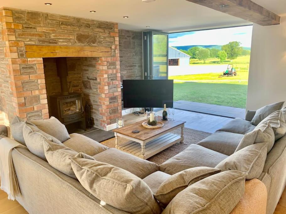 Coed Farm-Hot Tub-Sleeps 12-Near Brecon Villa Buitenkant foto