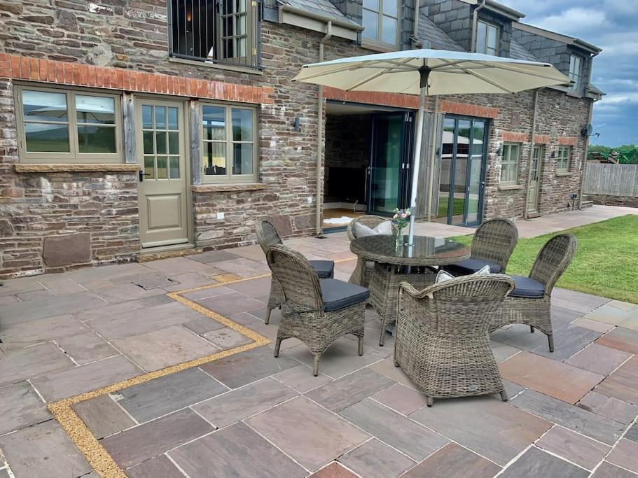 Coed Farm-Hot Tub-Sleeps 12-Near Brecon Villa Buitenkant foto