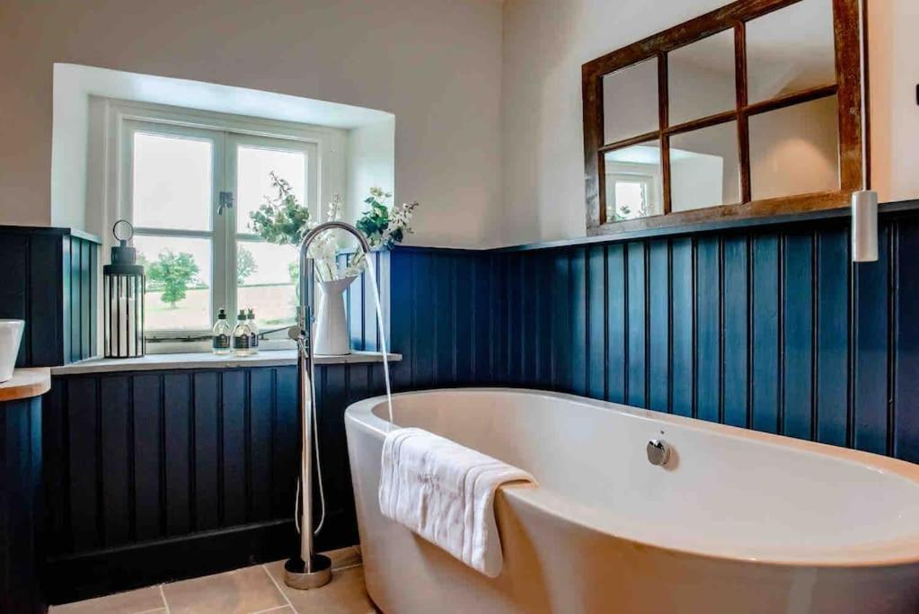 Coed Farm-Hot Tub-Sleeps 12-Near Brecon Villa Buitenkant foto