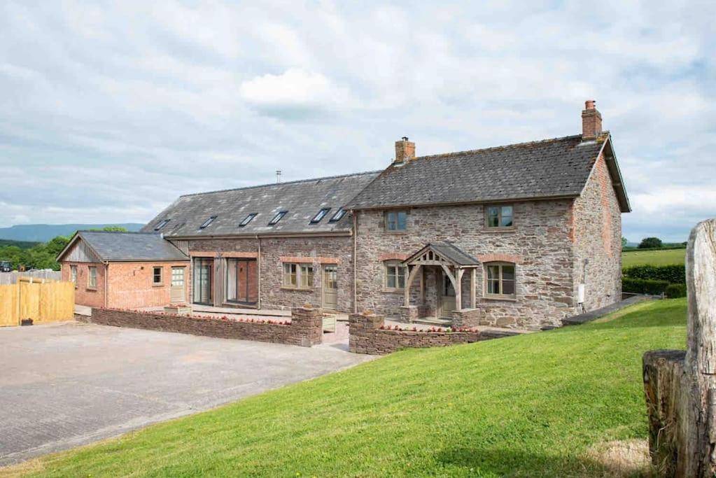 Coed Farm-Hot Tub-Sleeps 12-Near Brecon Villa Buitenkant foto