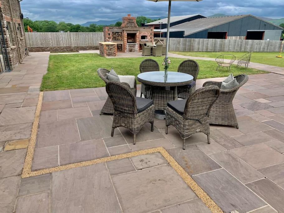 Coed Farm-Hot Tub-Sleeps 12-Near Brecon Villa Buitenkant foto